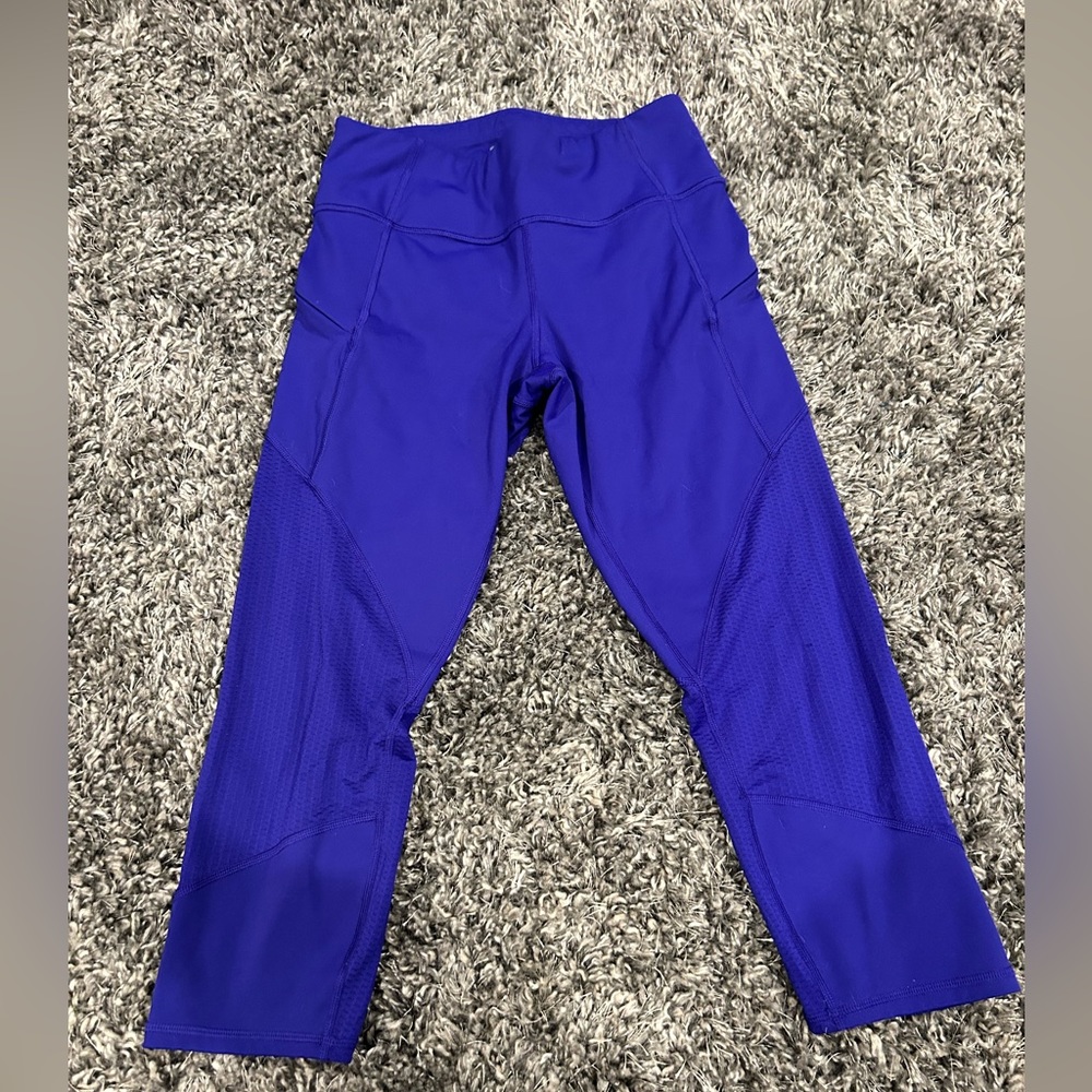 Athleta Capri Leggings with Zipper Pockets on each side and adjustable waistband